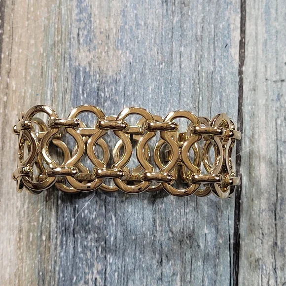 Elegant Gold Bracelet for Women - Picture 9 of 9